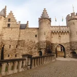 Miért építettek várakat a középkorban?